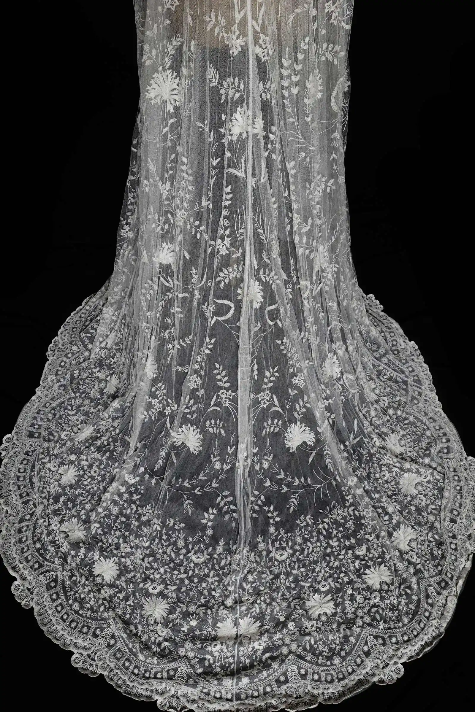 Gorgeous Lace Appliques Bridal Wrap Tulle Hooded Cape Shawl Wedding Accessories Cloak Vestido De Novia Customized