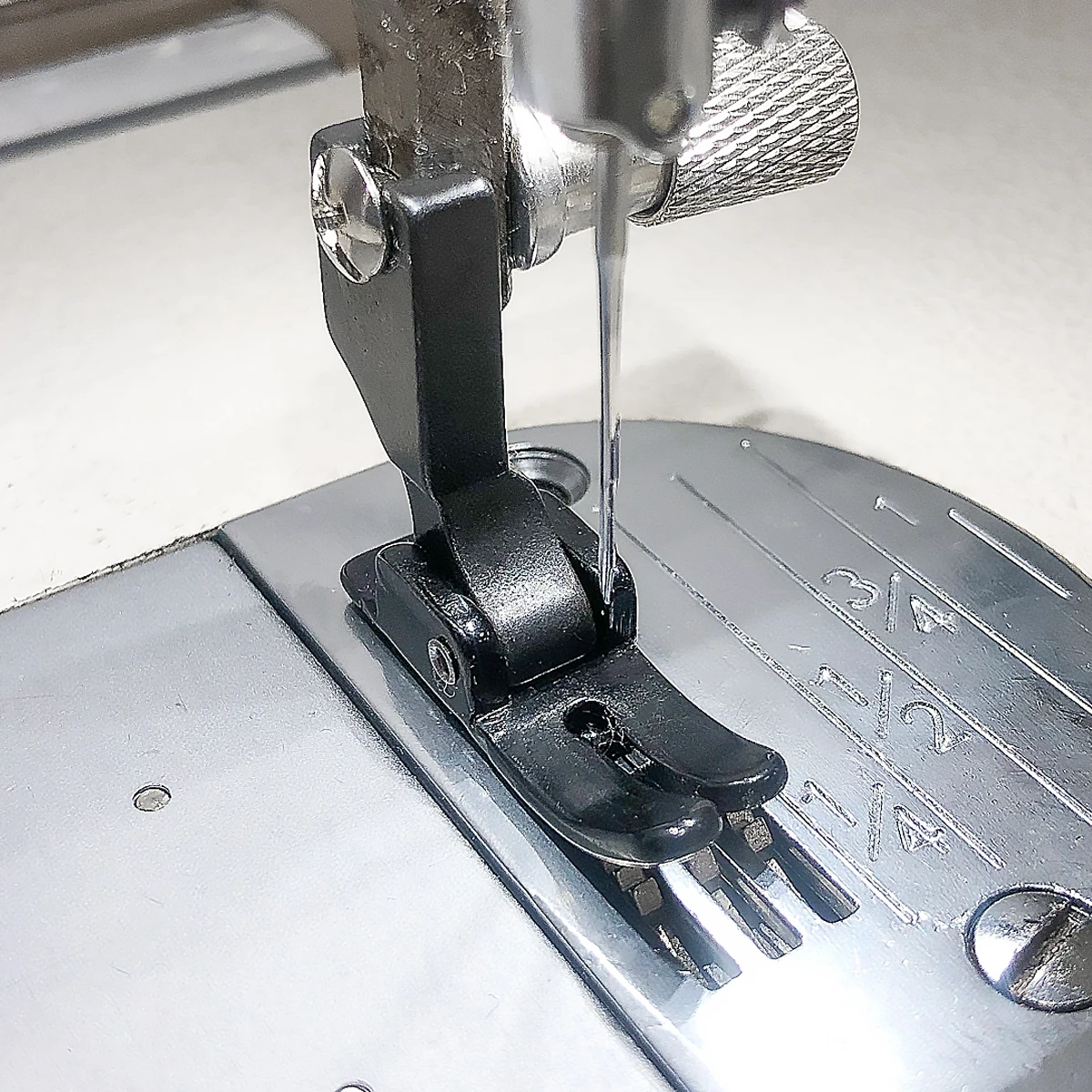 두껍고 얇은 직물을 위한 새로운 블랙 마법사 노루발, 스티치를 건너뛰지 않고 부드러운 작동