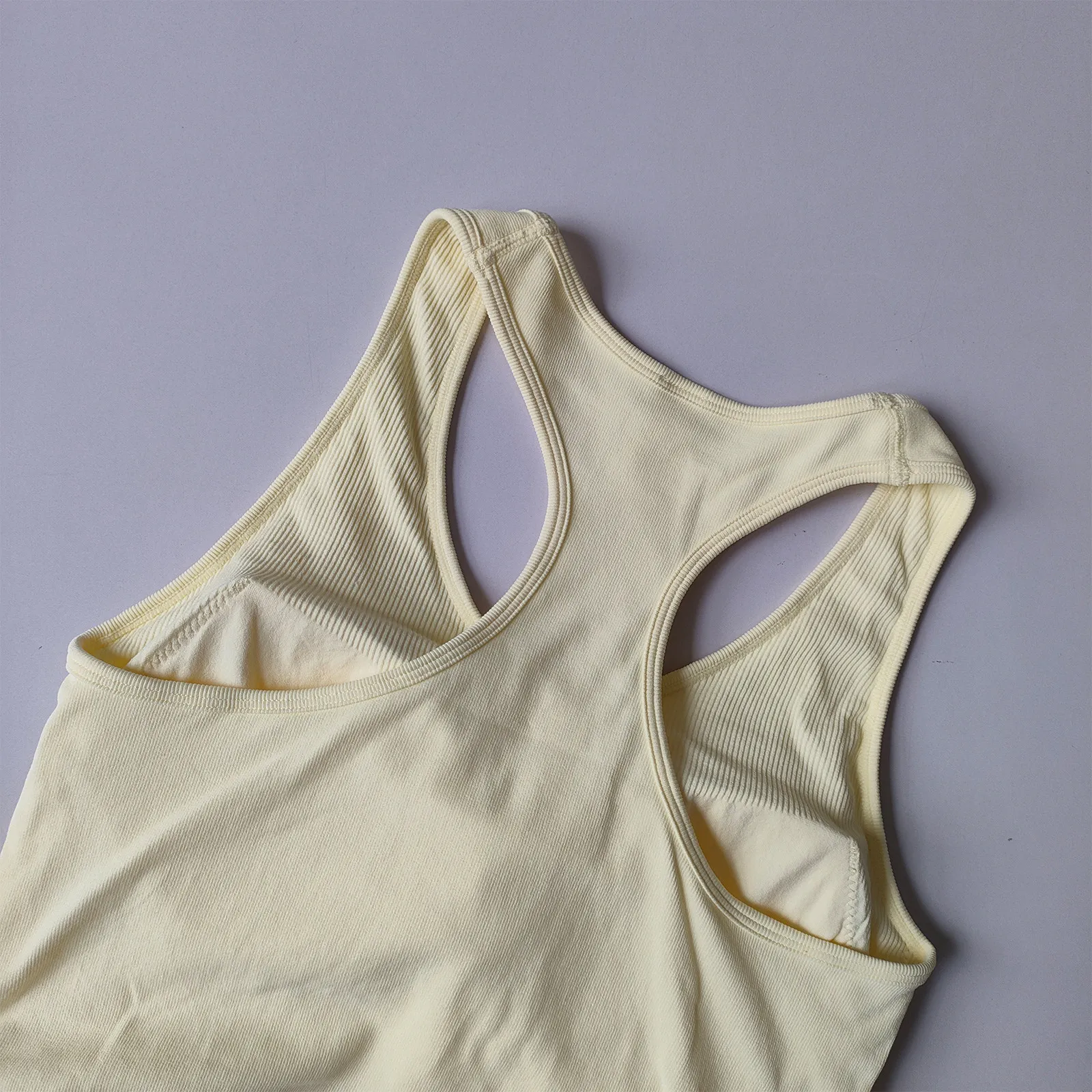 Damen Racer-Back Yoga-Top mit Brustpolster, schnelltrocknend, elastisch, ärmellos, Sporttop für Lauftraining und Fitnesskleidung – Detail 11