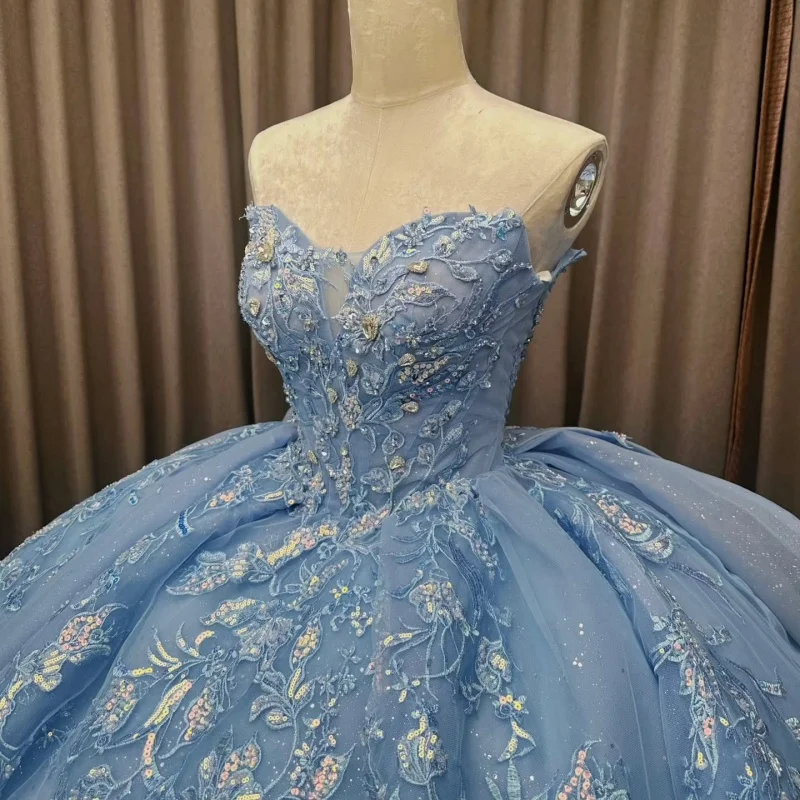 Maßgeschneiderte, glänzende, himmelblaue Quinceanera-Kleider, schulterfrei, Applikation, Blume, Spitze, Schichtung, langer Schwanz, Vestido 15, Quinceanera