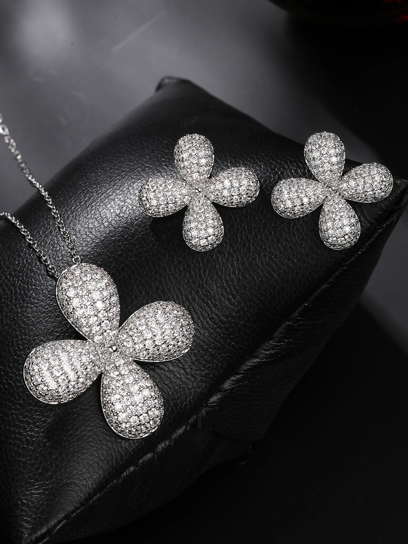 Modisches Funkelndes Vierblättriges Kleeblatt Schmuckset, Elegantes Kleeblatt-Anhänger Halsketten- und Ohrring-Set, Schmuckgeschenke für Damen für den Alltag