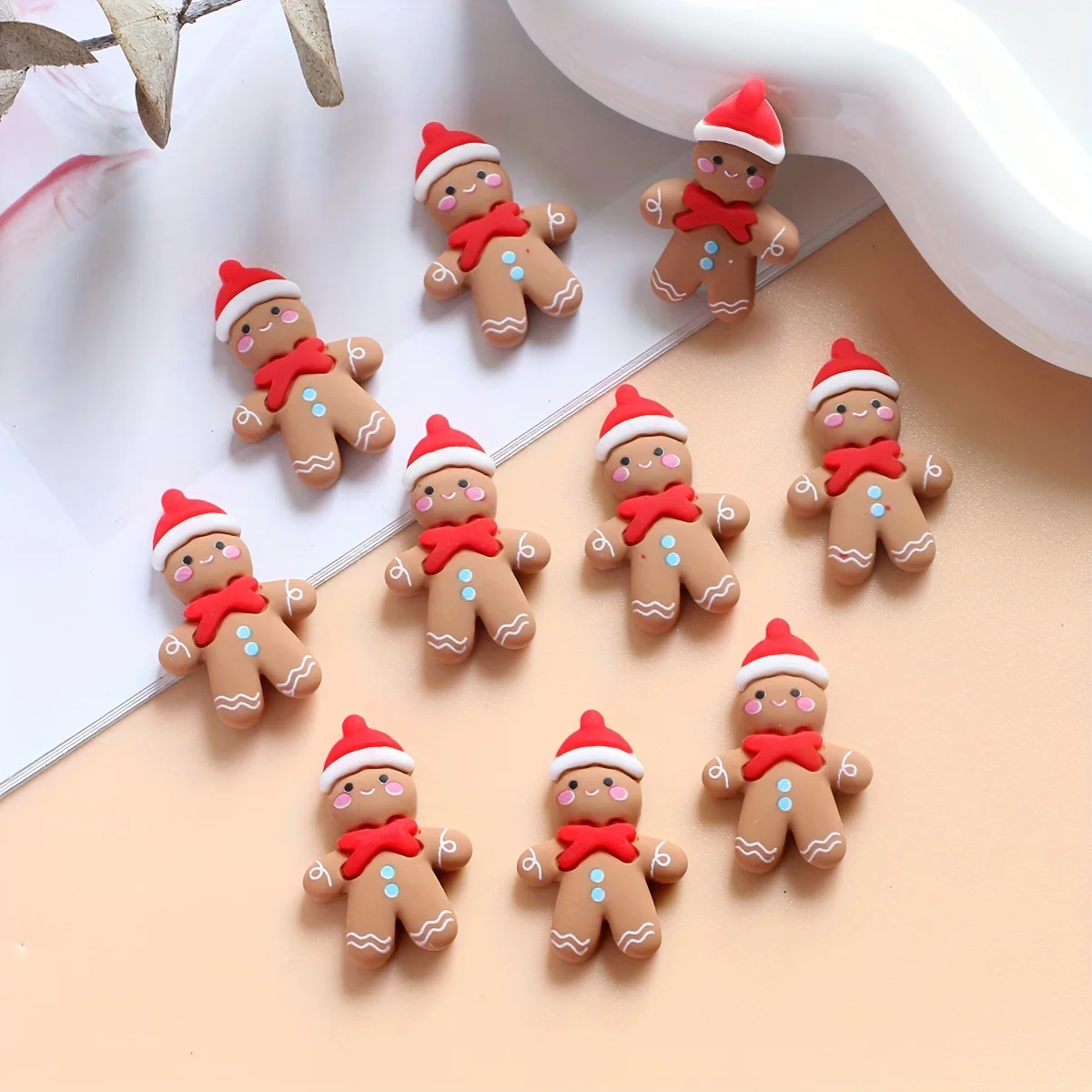 [10 Stück Lebkuchen-Weihnachten] 10 Stück festliche Weihnachts-Lebkuchen-Ornamente |   Harz-Flatback-Figuren mit Weihnachtsmütze