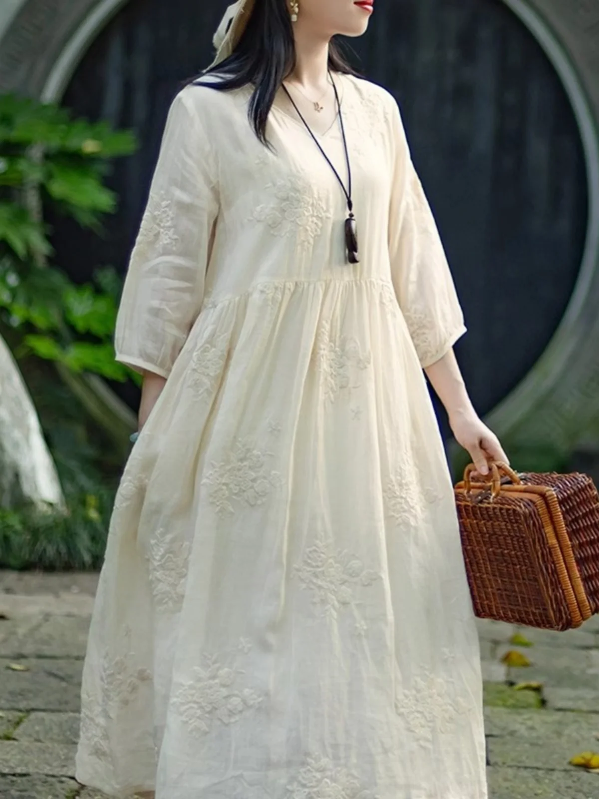 

Summer Cotton Linen V-ne Long Dr Heavy Embroidery Beach Vaion Travel Dr Fairy Aosphere Seven-eighth Sve Dr