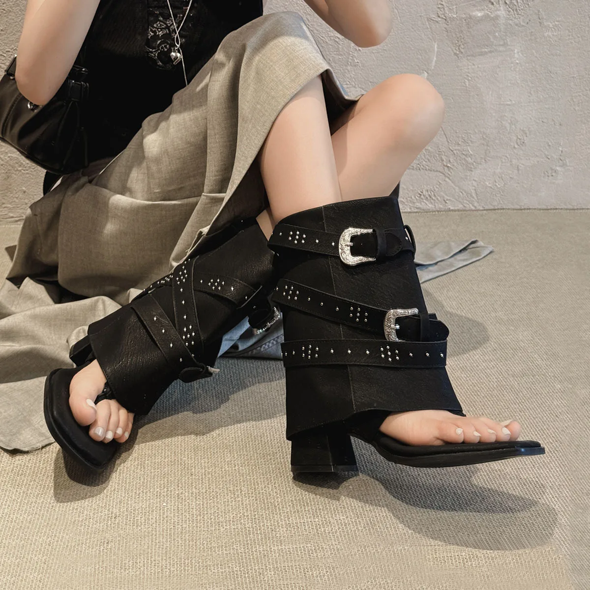 

Arden Furtado 2025 Summer Microfiber Pinch toe rivet Short boots Square toe Pull-on Chunky heels Turned-over Edge Cool boots