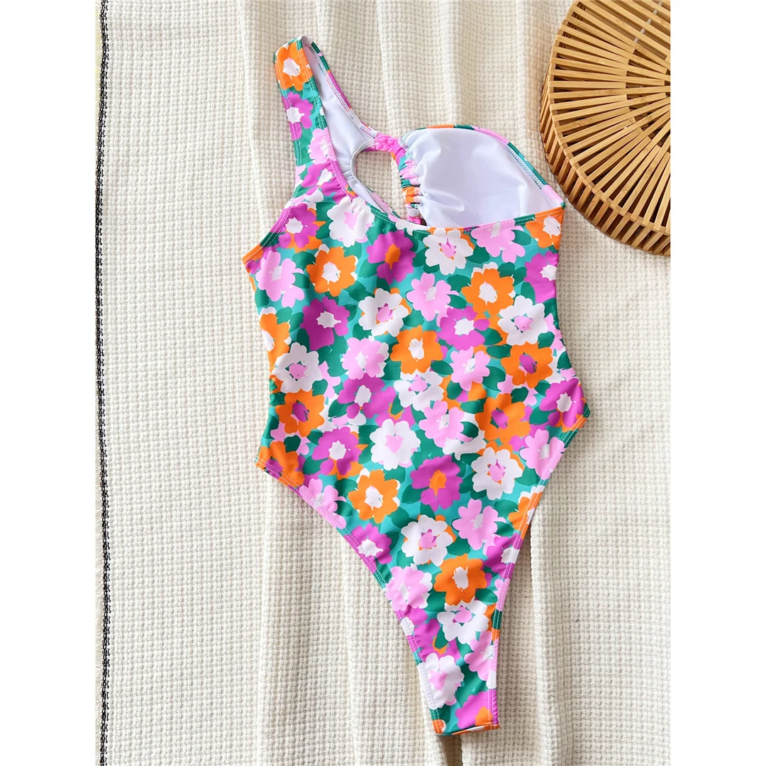 Blumenmuster, asymmetrischer Schnitt, einteiliger Badeanzug, Damen-Badebekleidung, einseitiger Schnitt, hoch geschnittener Badeanzug, Badeanzug, Modell V5791. – Detail 10