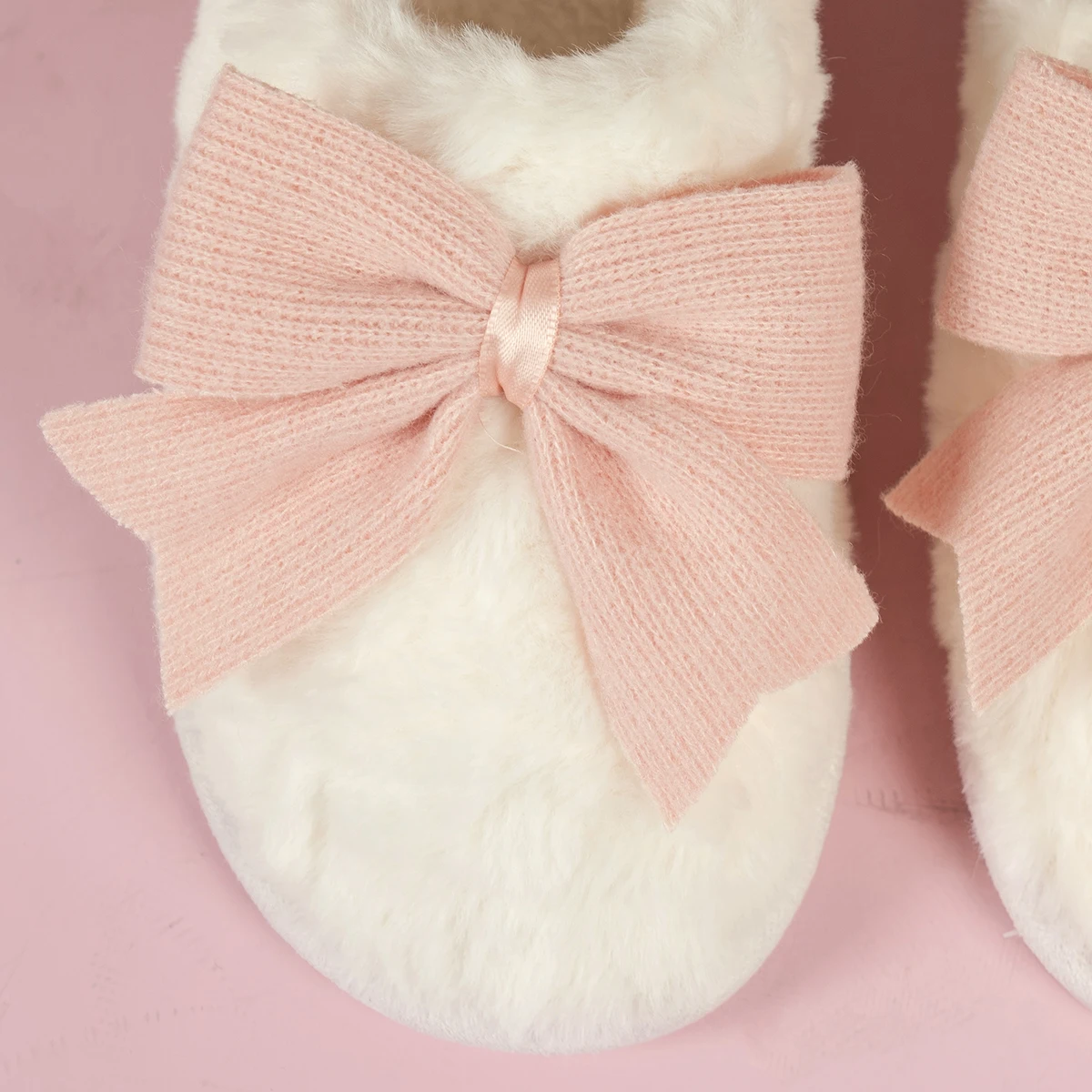 Pantoufles d'hiver classiques à nœud pour chambre de fille, chaussures de maison en peluche mignonnes pour femmes, loisirs chauds d'intérieur confortables, légères et souples