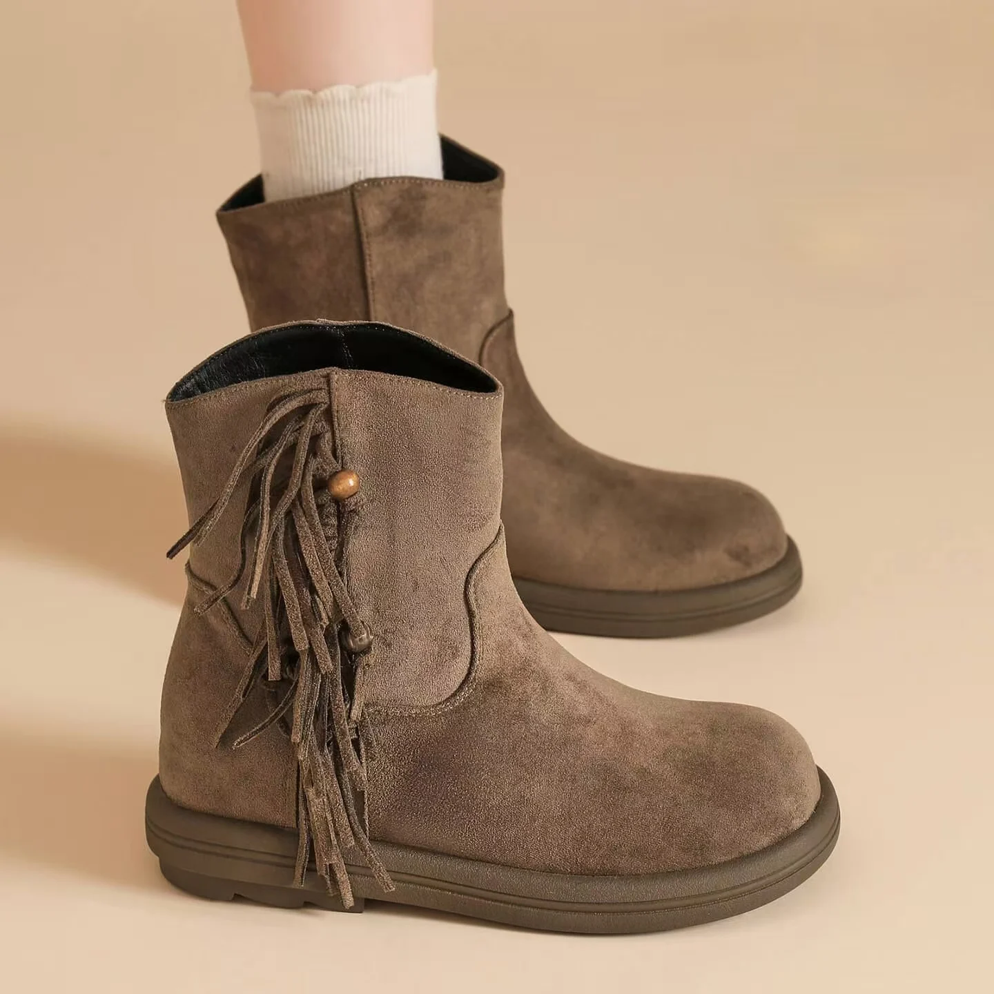 

Женские хлопковые ботинки из натуральной кожи с высоким берцем на плоской подошве и кисточками, новые зимние утолщенные плюшевые сохраняющие тепло современные ботинки без шнуровки с круглым носком