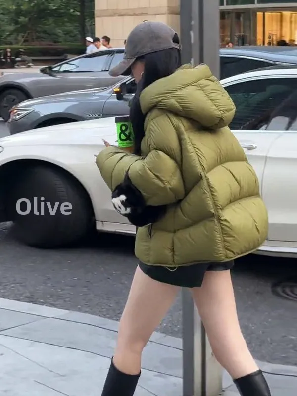 

Зеленая женская короткая куртка из утиного пуха, новинка зимы 2026, с наполнителем из белого утиного пера, маленький размер, пуховик-буханка, корейская версия, прямой крой