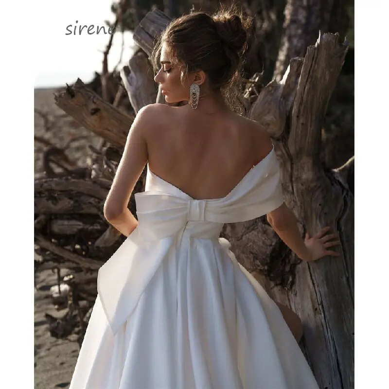 Semplice una spalla Sweetheart abiti da sposa Backless White Satin Side Split Beach abiti da sposa Sweep Train Vestidos De Novia