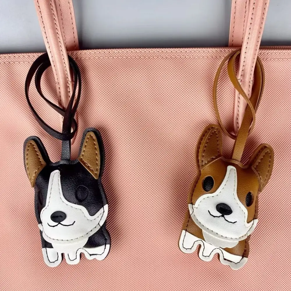 حقيبة جلدية من جلد البولي يوريثان السمين مع آذان مثلثة مستقيمة وأرجل قصيرة.