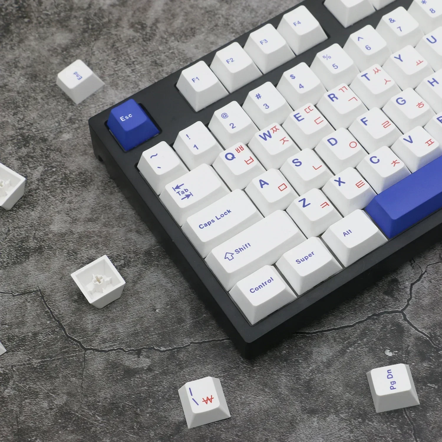 

Red and Blue Korean Keycap Original Height PBT Sublimation Office Adaptation 64/68/75/87/980/108