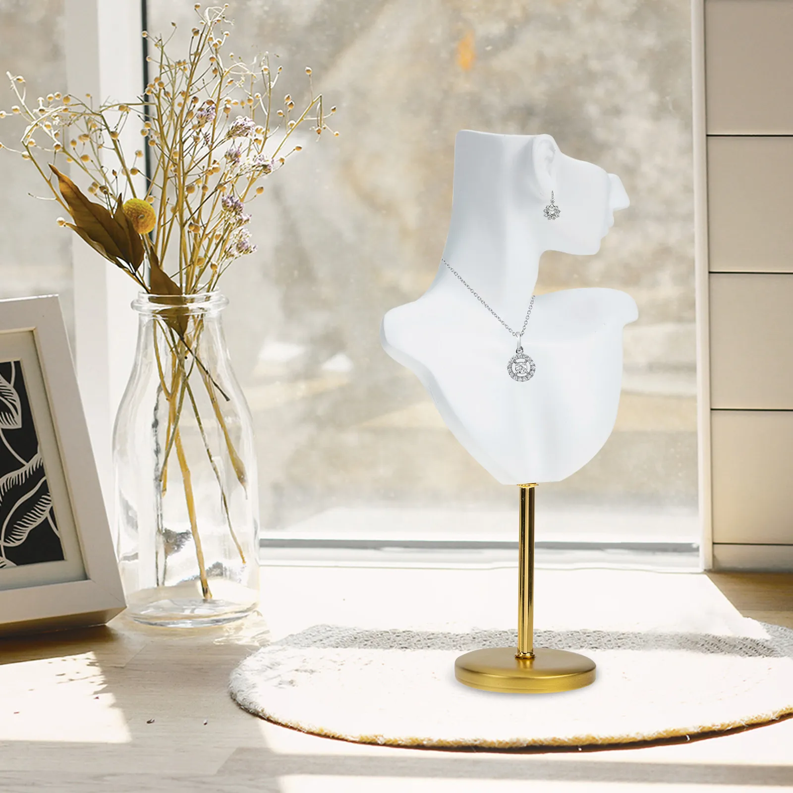 

Подставка для демонстрации ювелирных изделий из металла и смолы: бюст для серег, подставка для ожерелий. Изысканное исполнение, необычная форма, реалистичный вид.