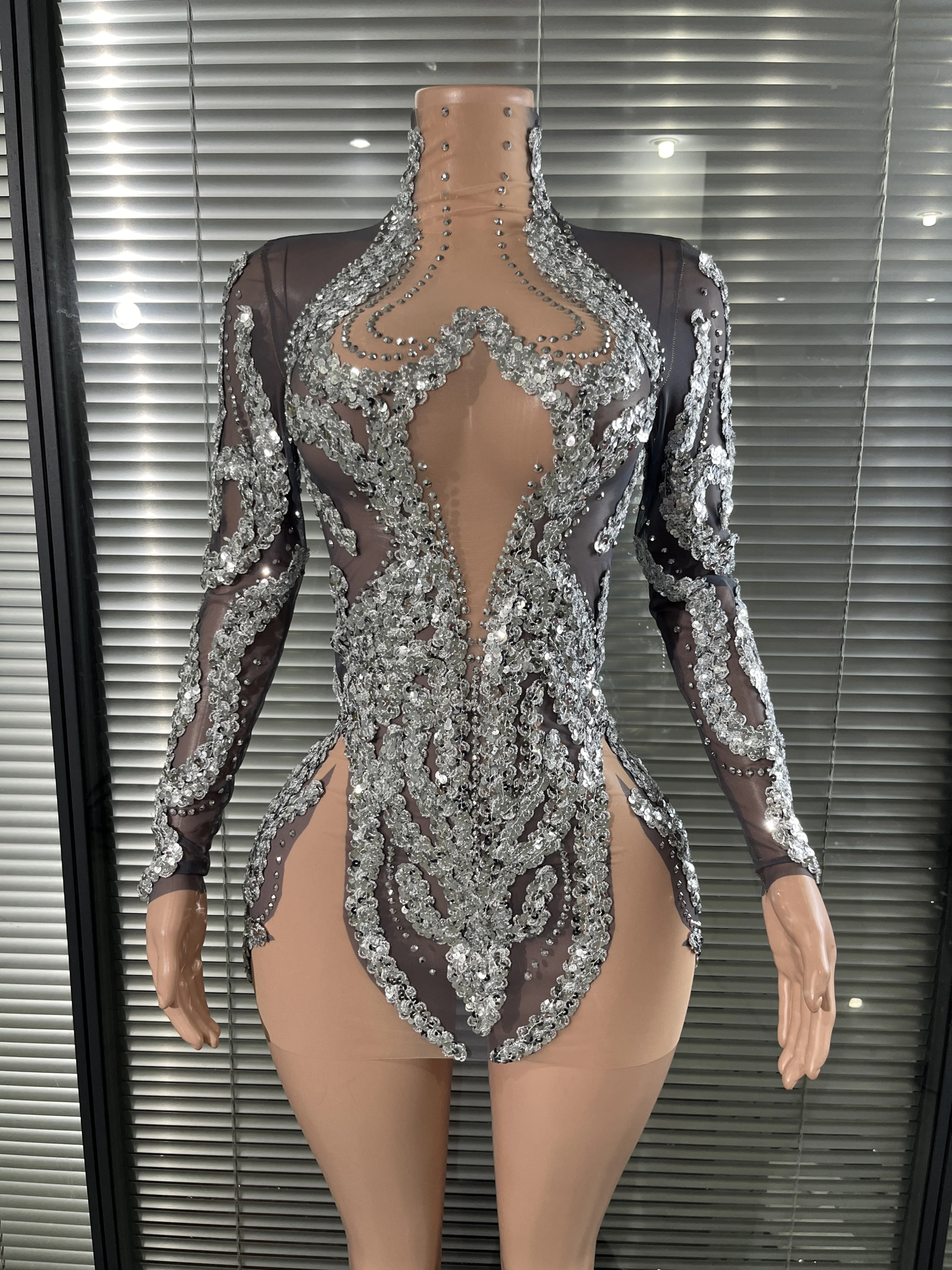 

Гламурное перспективное сетчатое платье с разрезом и блестящими пайетками, вечерний костюм для выступлений, ночной клуб, певица, танцовщица, сценическая одежда