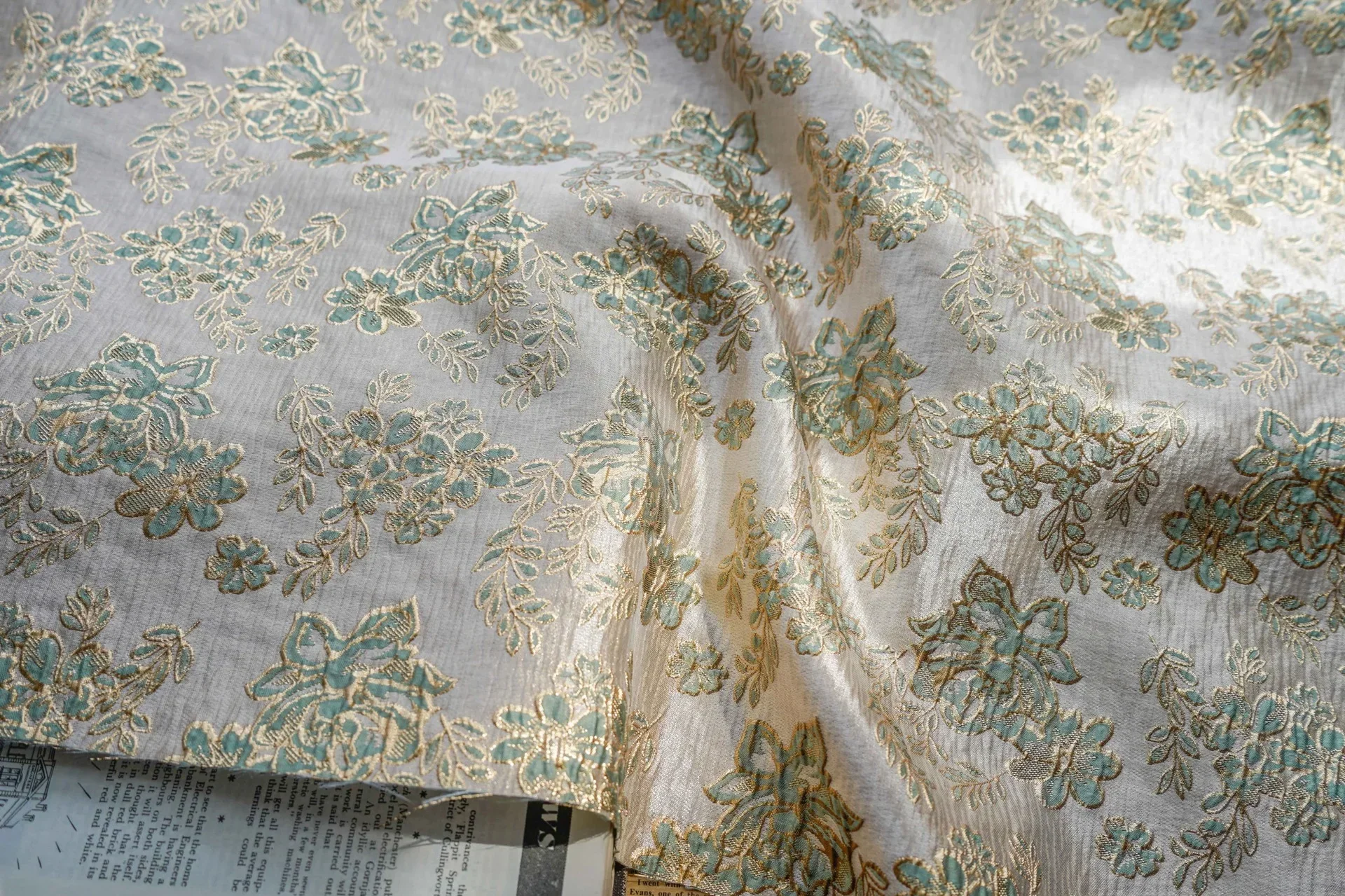 Broze Filo Metallico Oro Rosa Fiore Tessuto Jacquard Broccato per la realizzazione di abiti 145 cm di larghezza - Venduto al metro