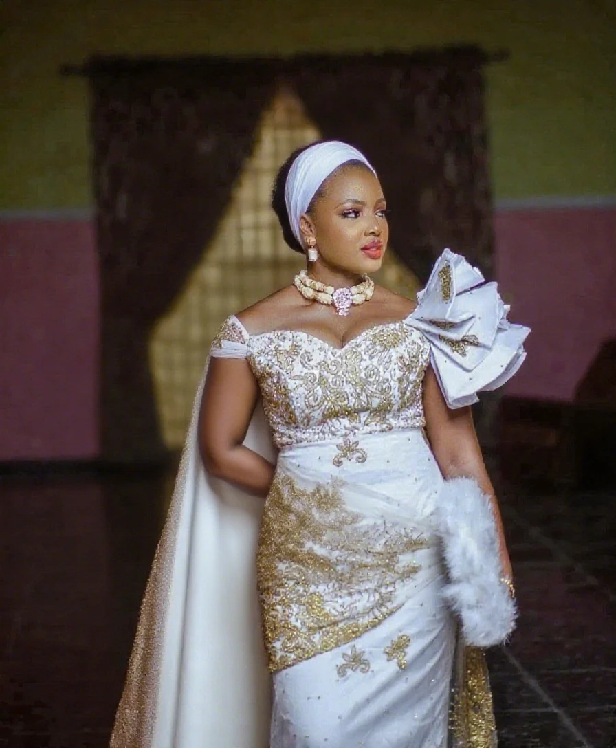 高級アフリカナイジェリアホワイトブライダルドレスゴールドビーズレースヴィンテージアップリケ Vestido De Noival カスタマイズ