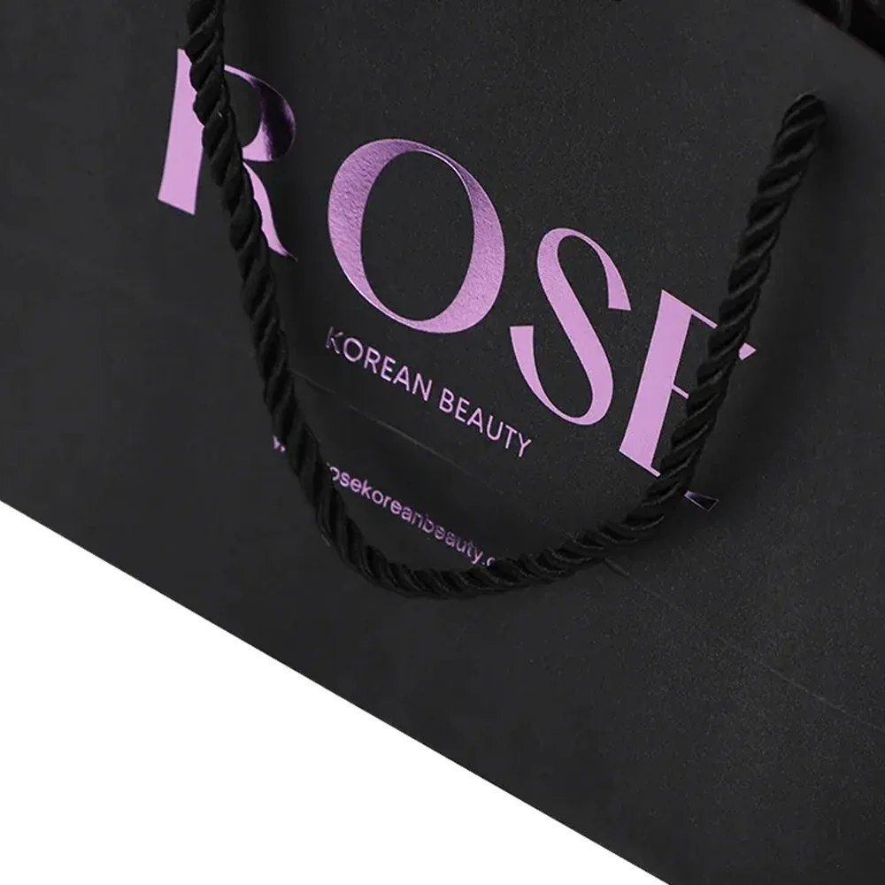 Sac en papier noir de luxe personnalisé, promotion, emballage cadeau, estampage à chaud, logo en feuille d'or violet imprimé avec poignée en ruban pour bijoux