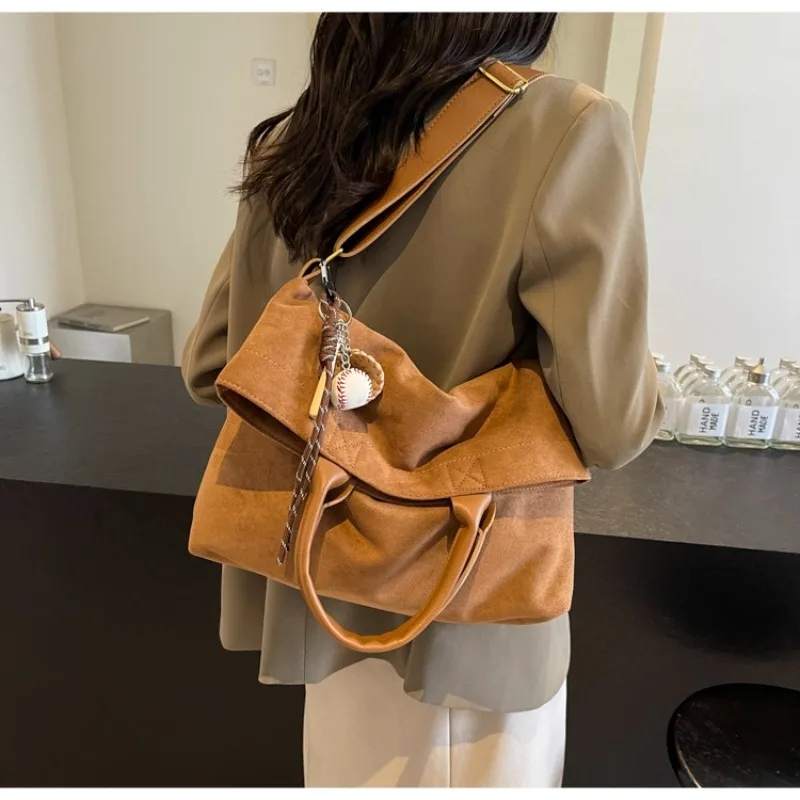 

Retro Large Brown Suede Bag Women 2025 New Fashionable Foldable Messenger Bag Autumn Vintage Shoulder Bag with Crossbody Straps
