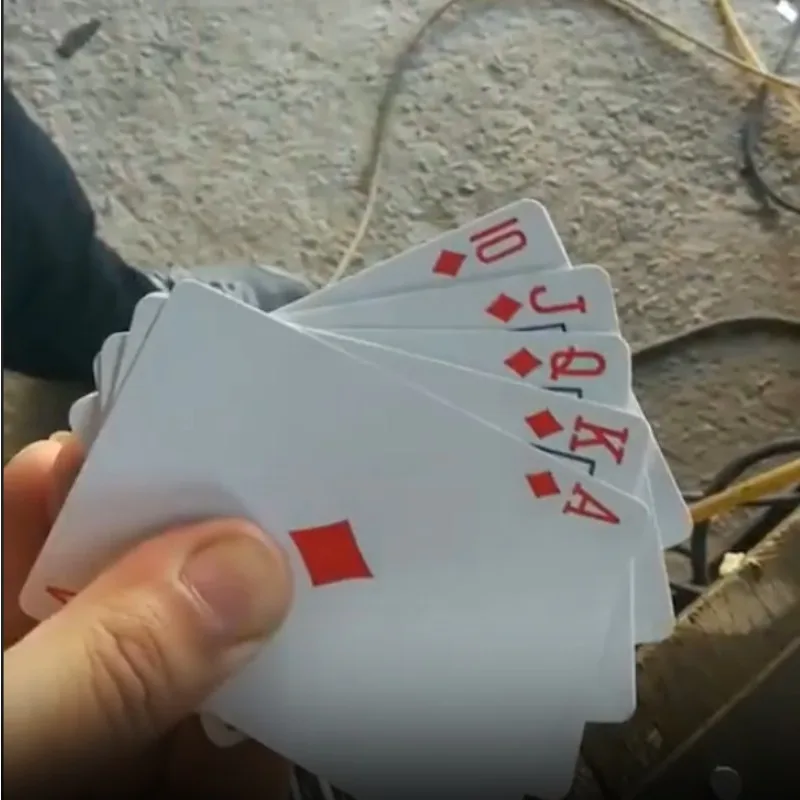 Instant Royal Flush Magic Trick 4 Spezial-Gimmick-Karten verwandeln schlechte Hand in gerade Flush Close-Up und Bühnenaufführer-Requisiten Spaß