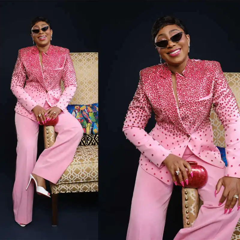 كامل الديكور النساء السراويل الدعاوى 2 قطعة مخصصة الوردي كريستال الديكور سترة السترة مجموعة السيدات ملابس الزفاف الرسمية الضيوف