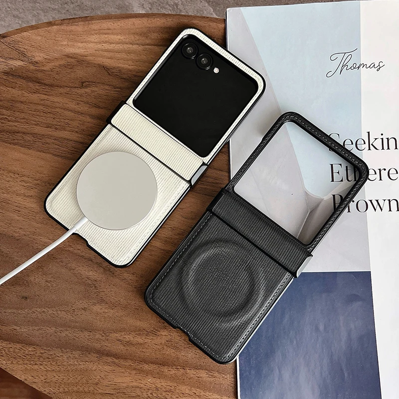 حافظة لهاتف موتورولا رازر 50 الترا 60 40 50S Razr + 2024 خطوط عمودية من جلد البولي يوريثان غطاء هاتف جذاب مغناطيسي #1