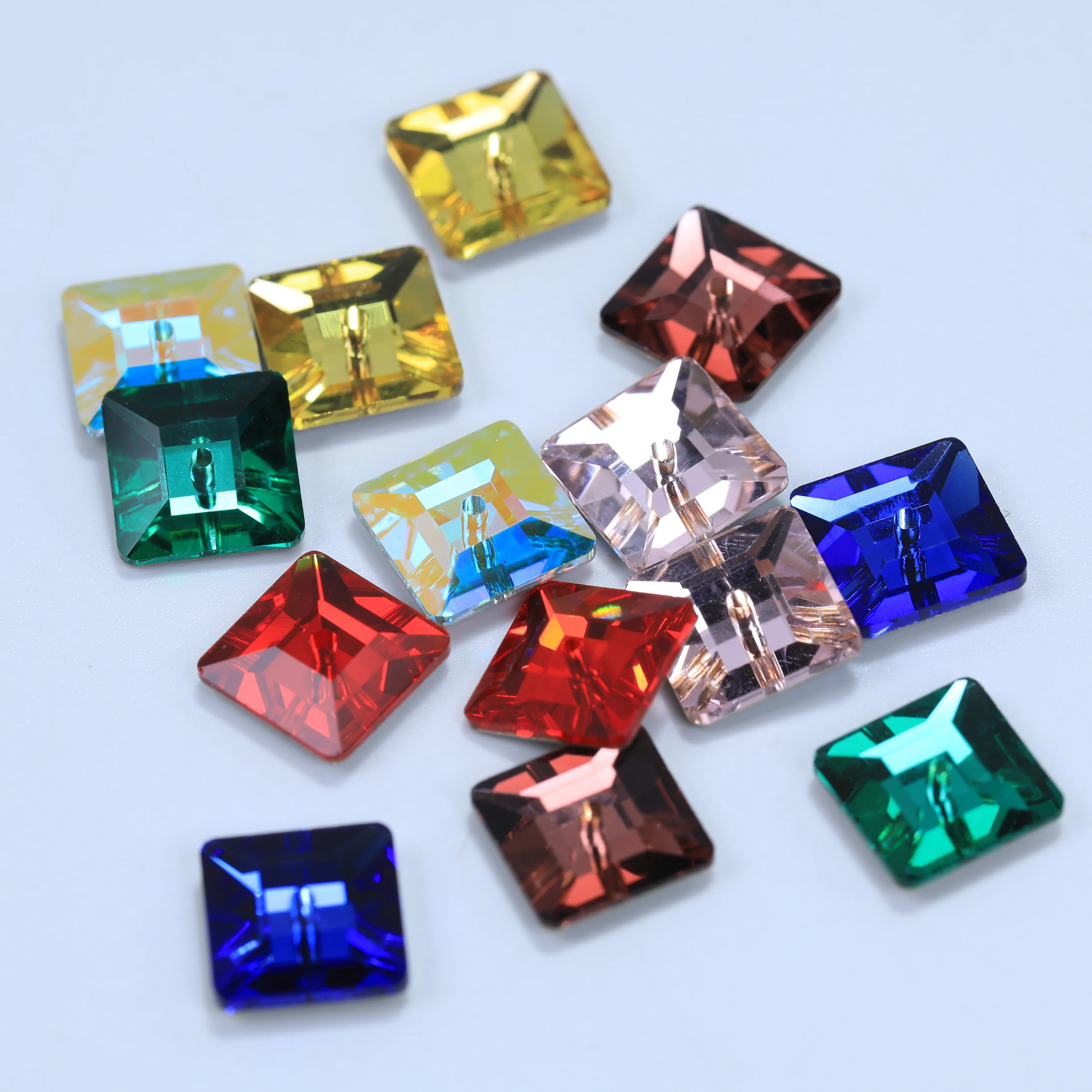 Premium-Glas-Kristall-Quadrat-Lochrose-Aufnähsteine, weiß beschichtete Strasssteine für DIY-Handarbeiten, Kleidungsdekoration und Accessoires. – Detail 6