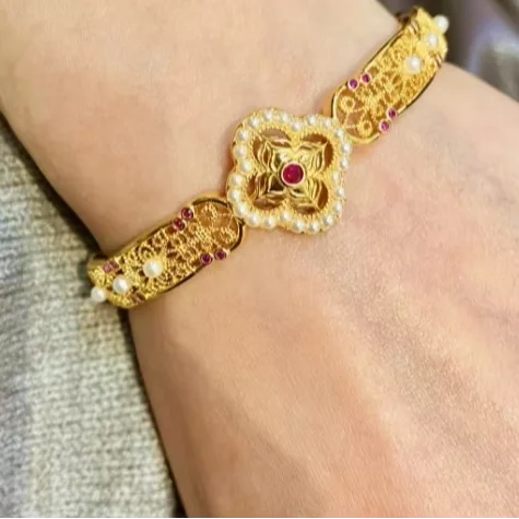 Argento 925 e oro placcato K Metodo antico Filigrana cava Stile corte femminile Bracciale con trifoglio di perle Gioielli con bracciale fine