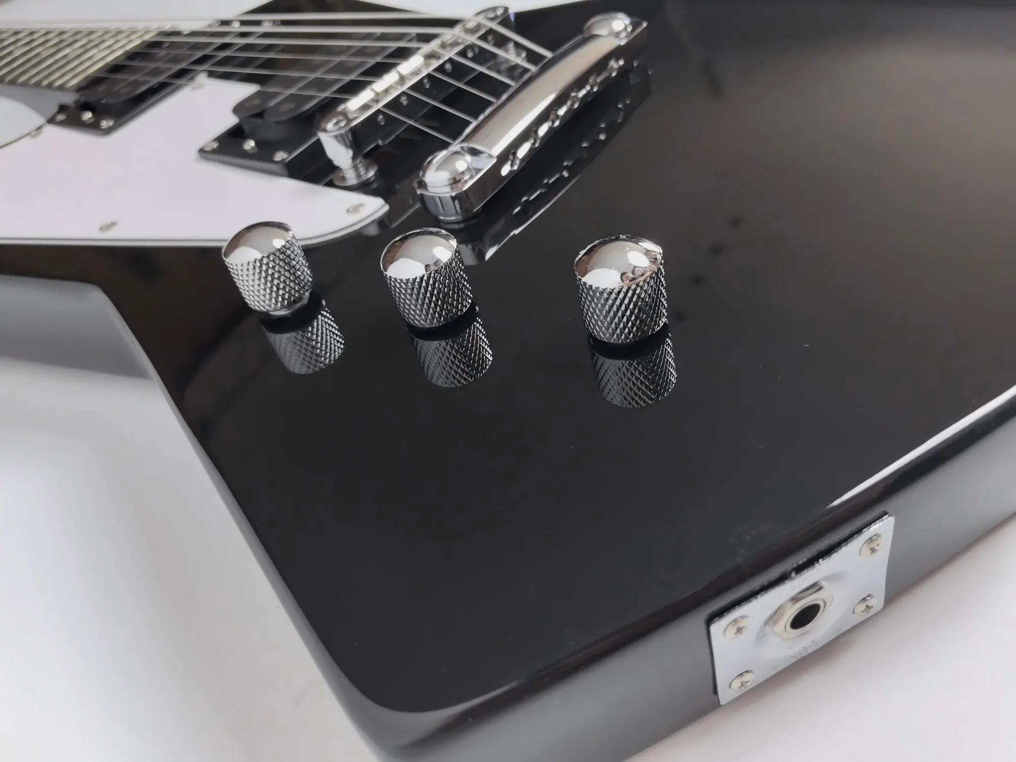 النماذج النشطة: المخزون، يمكن شحن الطلبات! جيتار كهربائي غير منتظم أسود 22 فريت مكون من 6 أوتار، وصلة من قطعة واحدة!