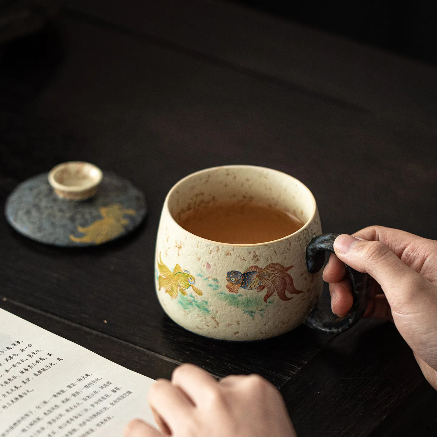 Jingdezhen Blue White Gold Fish Office Tea Mug With Lid Ceramic Filter Cup Home Desk Water Separation Drinking Set
