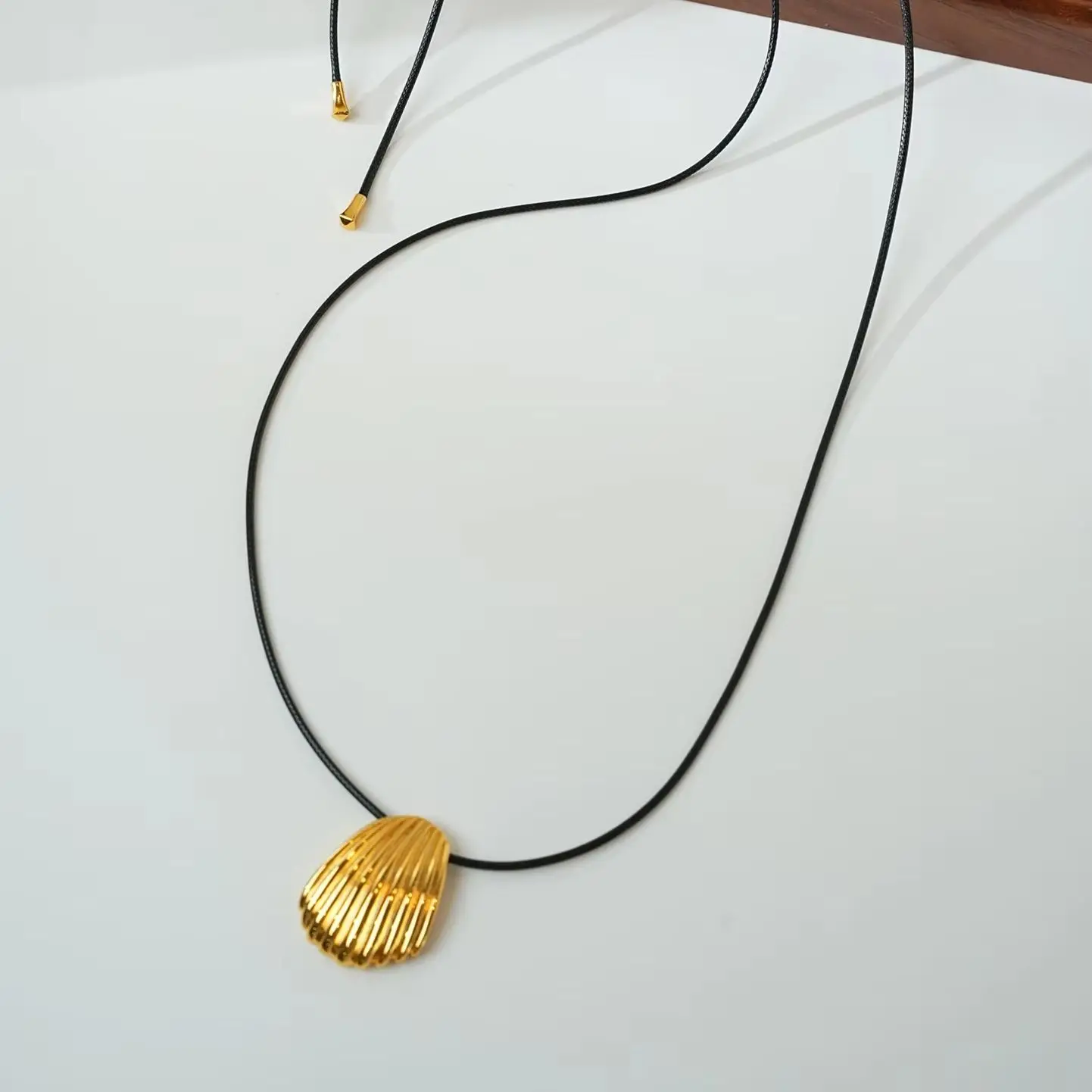

【Free shipping】Niche design gold-plated accessories. Women's Ocean Wind Shell Pendant Wax Rope Necklace.