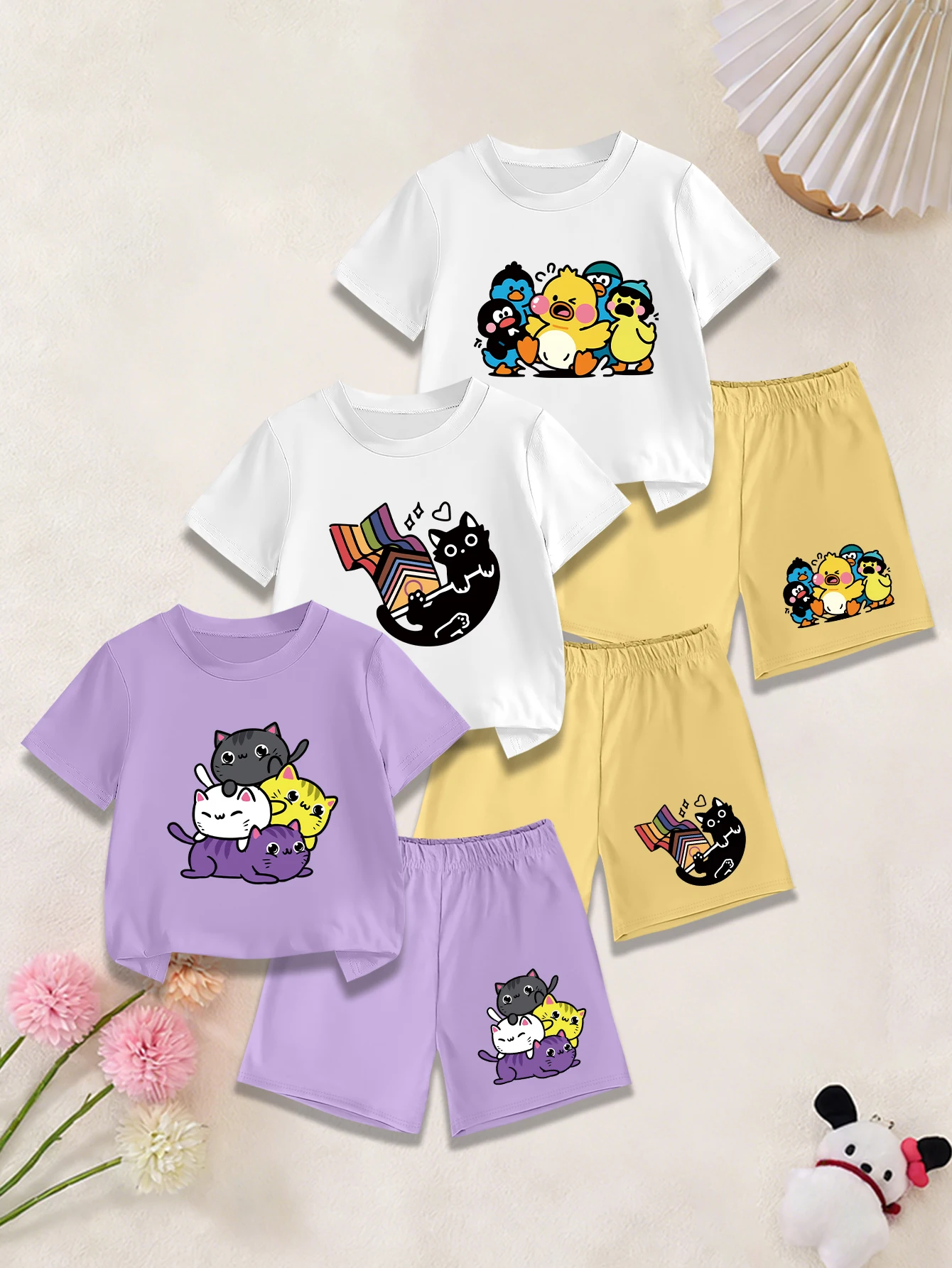 

6 предметов: летний комплект из футболки и шорт для девочек, с принтом красочного мультяшного кота, кота, держащего радугу и утки.