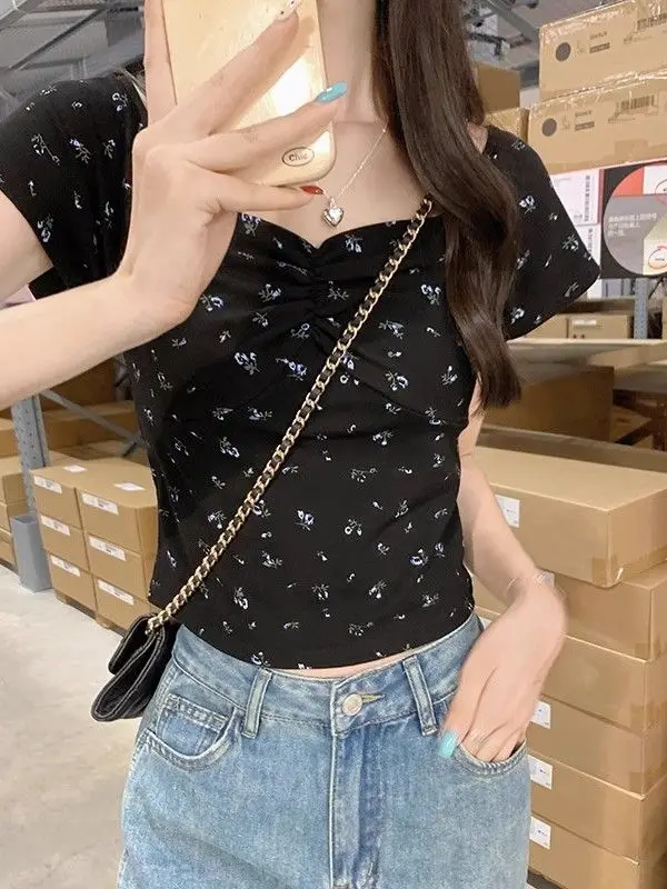 Damski krótki T-shirt z dużym dekoltem, odkrytymi obojczykami, krótkim rękawem, idealny na lato, dla seksownych dziewczyn, czarny, Bm, kwiatowy, dopasowany krótki top.