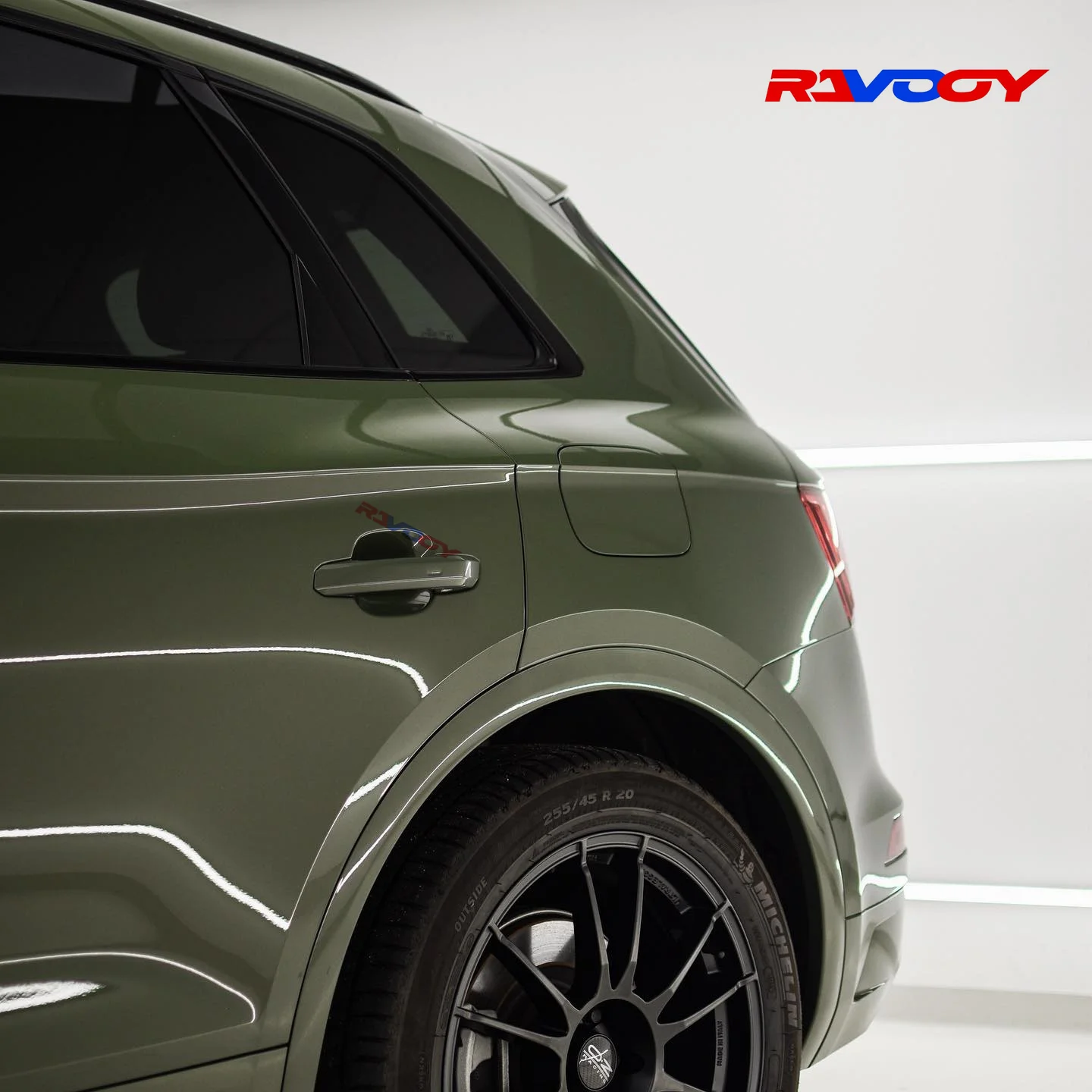 고품질 광택 메탈릭 디스트릭트 그린 비닐 랩 필름 자가 접착 자동차 튜닝 스티커 내구성 페인트 보호 필름