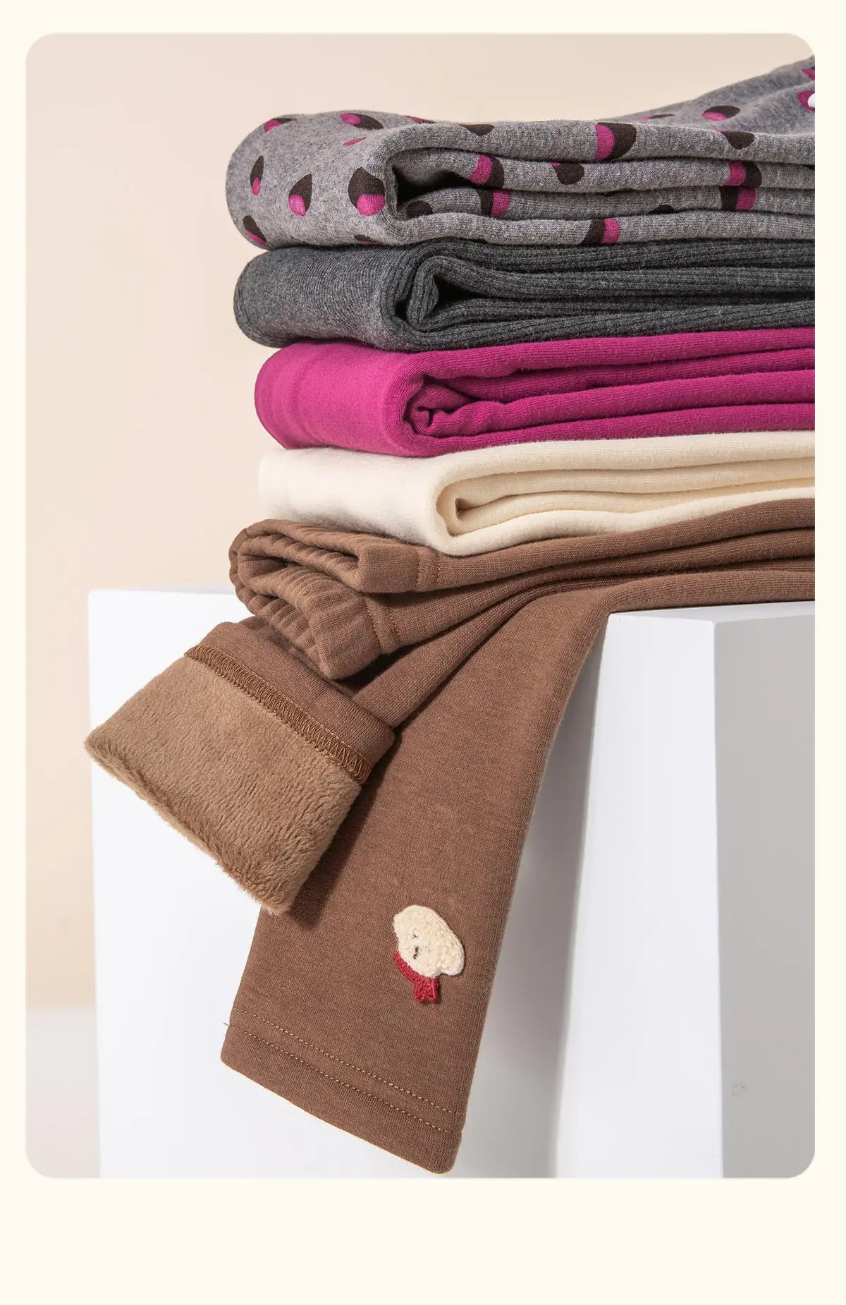 Amila 2026 Kinder-Winterhose mit dickem Samtbesatz, in mehreren Farben erhältlich, schmale Passform, mit Stickerei verziert. – Detail 2