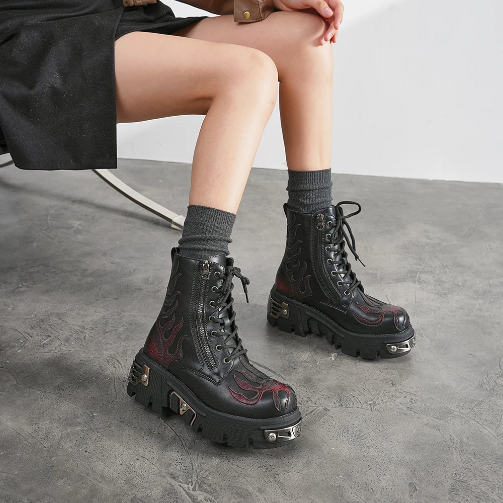 2025 neue Punk Frauen Plattform Stiefeletten Weibliche Rock Runde Kappe Lace Up Mode Retro Chunky Schuhe Metall Dekor kurze Stiefel