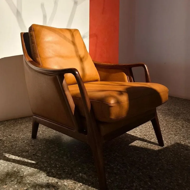 ZQカスタマイズ可能な家具レザーソファ新しいリビングルームバルコニーチェア中国産ウォールナットシングルブラックスカンジナビア風椅子