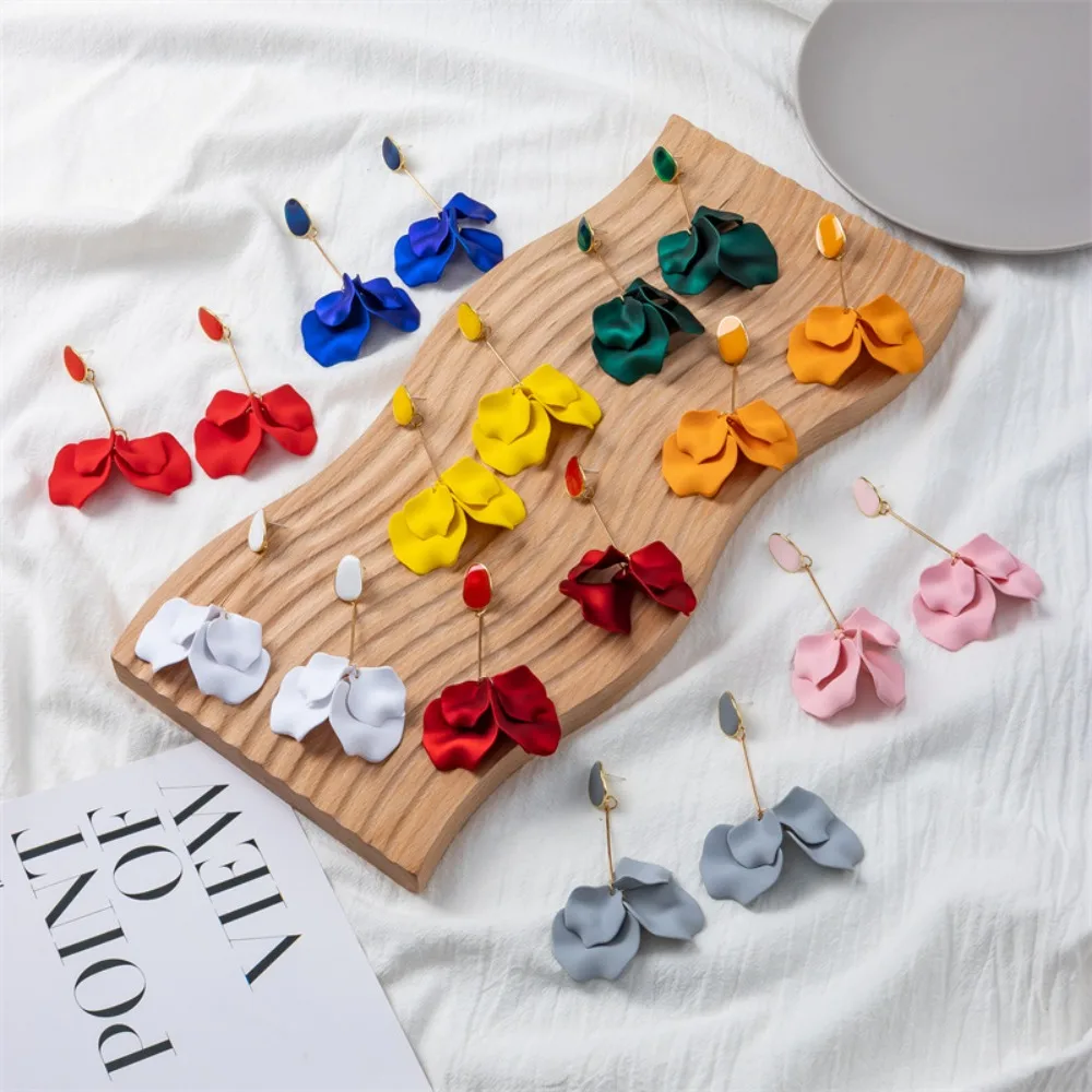 Женские серьги-подвески из металлического сплава в виде лепестков