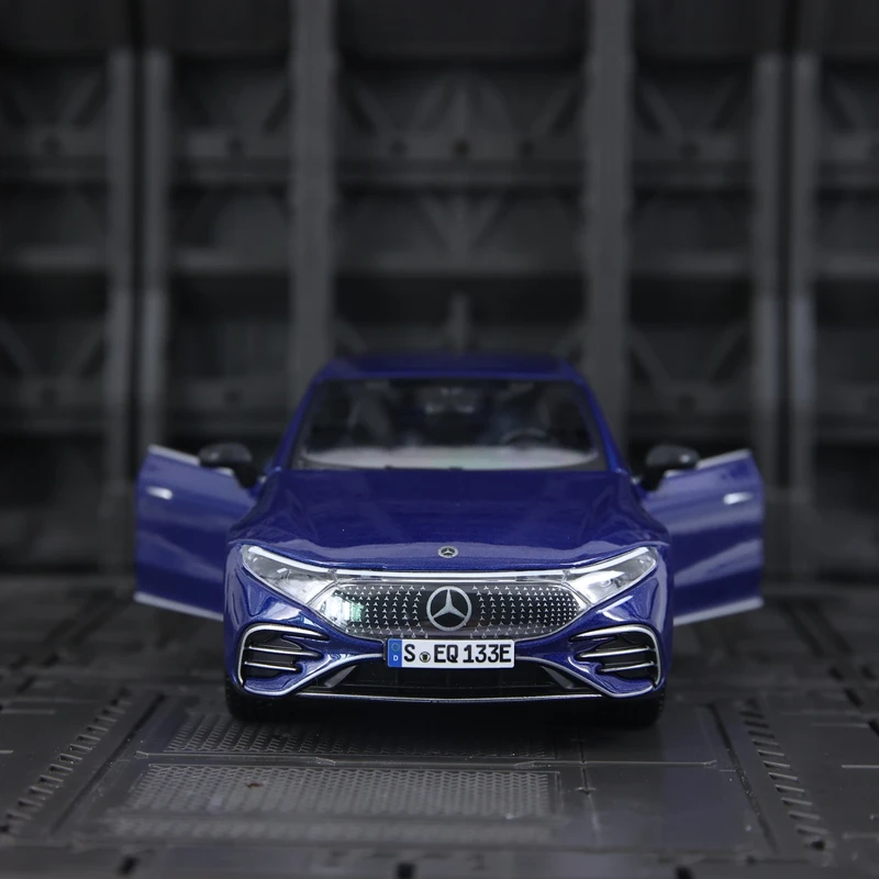 Modellino auto in lega Mercedes Benz EQS Maisto 1:24, decorazione da collezione, le porte possono essere aperte, ricco di dettagli