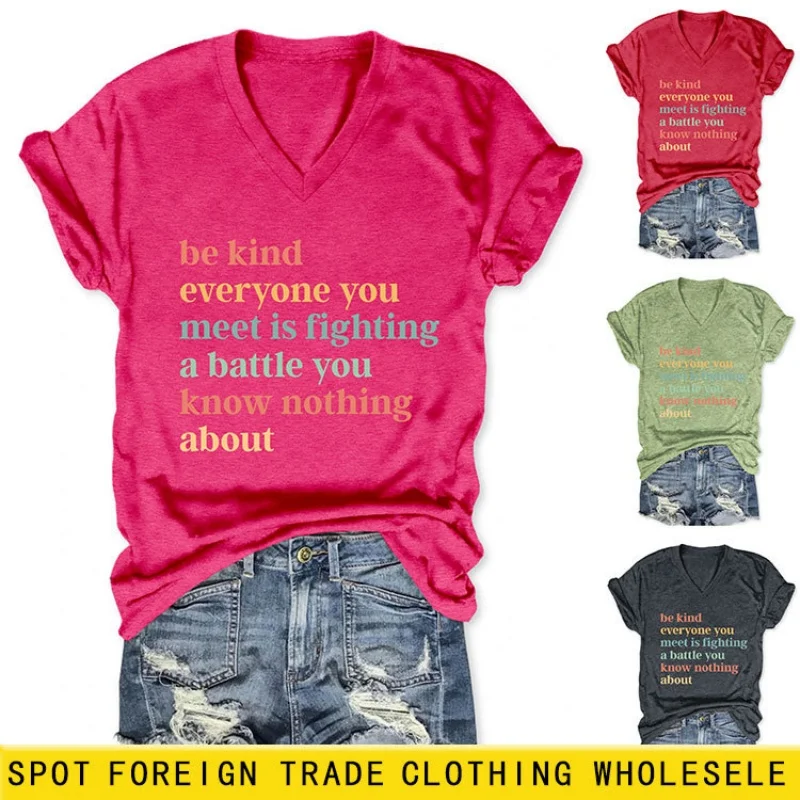 

Летняя женская футболка с короткими рукавами, стильным контрастным цветным принтом с буквами и свободным V-образным вырезом.