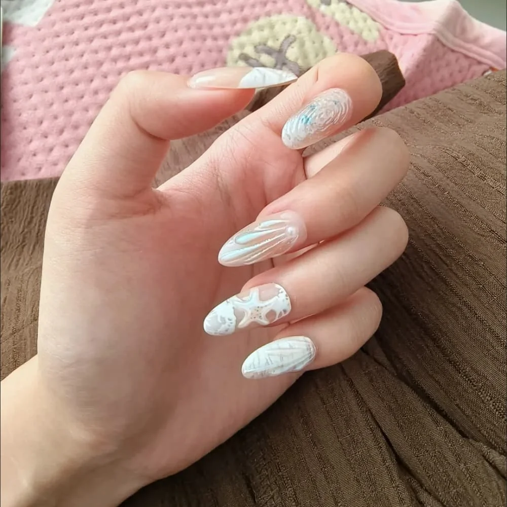 10 szt. Urocze sztuczne paznokcie w kształcie muszelek i rozgwiazd, krótkie migdałki, damskie, francuskie, białe, ręcznie robione, wielokrotnego użytku, samoprzylepne.