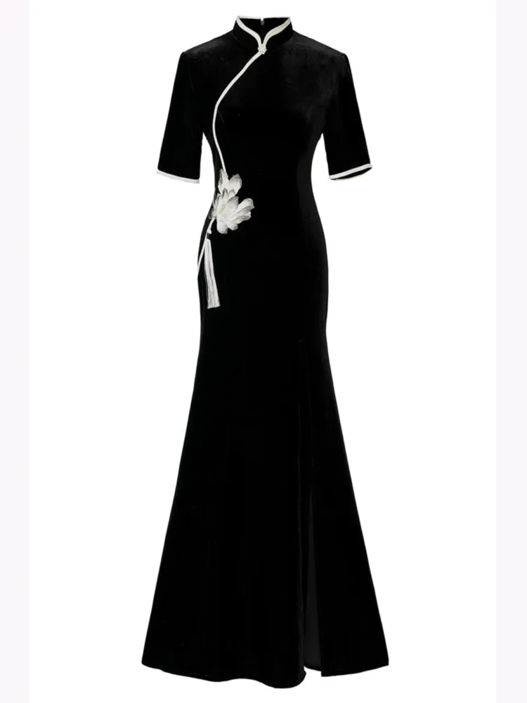 Lo sfilata di moda cheongsam di velluto presentato un nuovo abito lungo in stile cinese a forma di coda di pesce