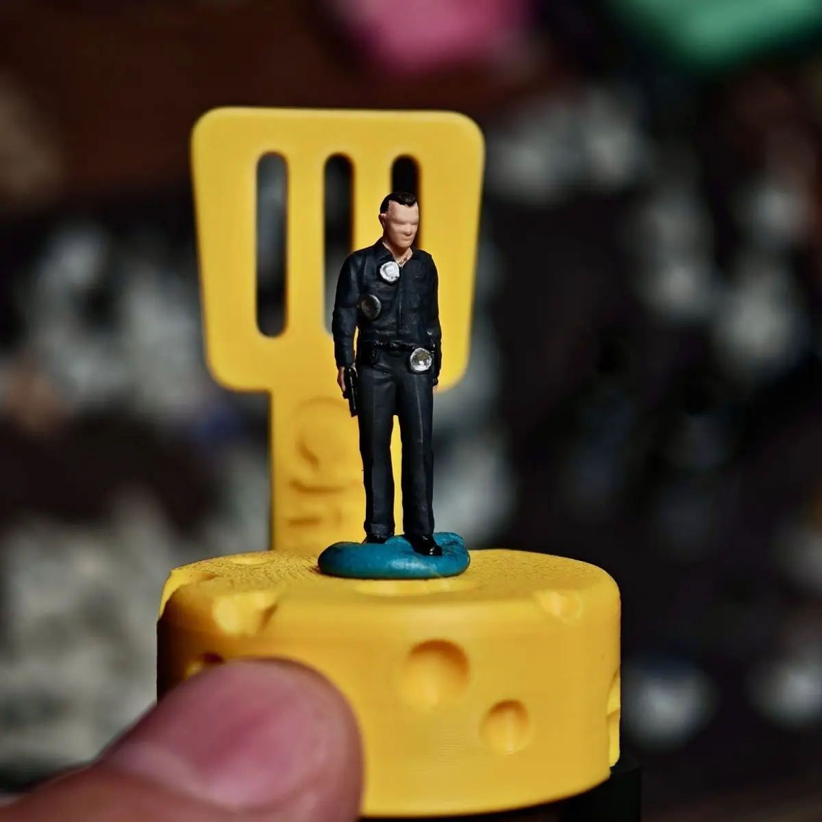 1/64 Resin Model Doll Miniature Model Car Scene Props Terminator T1000