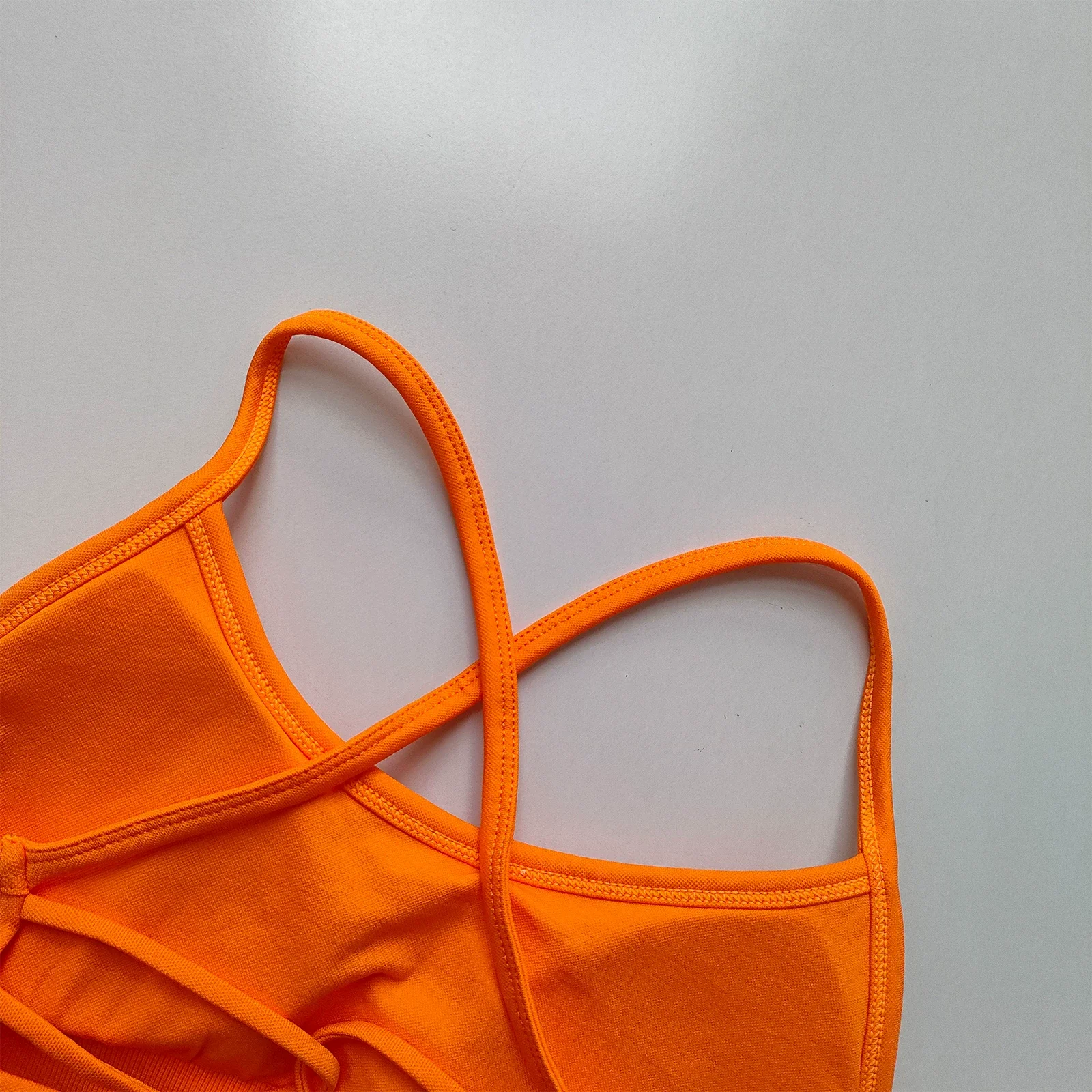 Gepolstertes Yoga-Tanktop für Damen, Fitness-Top mit überkreuztem Rücken, Pilates-Sport-BH, stoßdämpfender Trainings-BH. – Detail 7