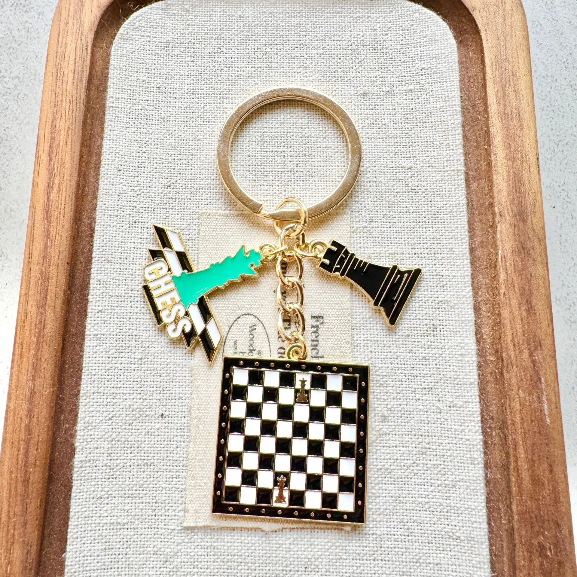 chess keychain Retro pattern with decorative scroll and chess piece design, durable metal car pendant, bag decoration, h