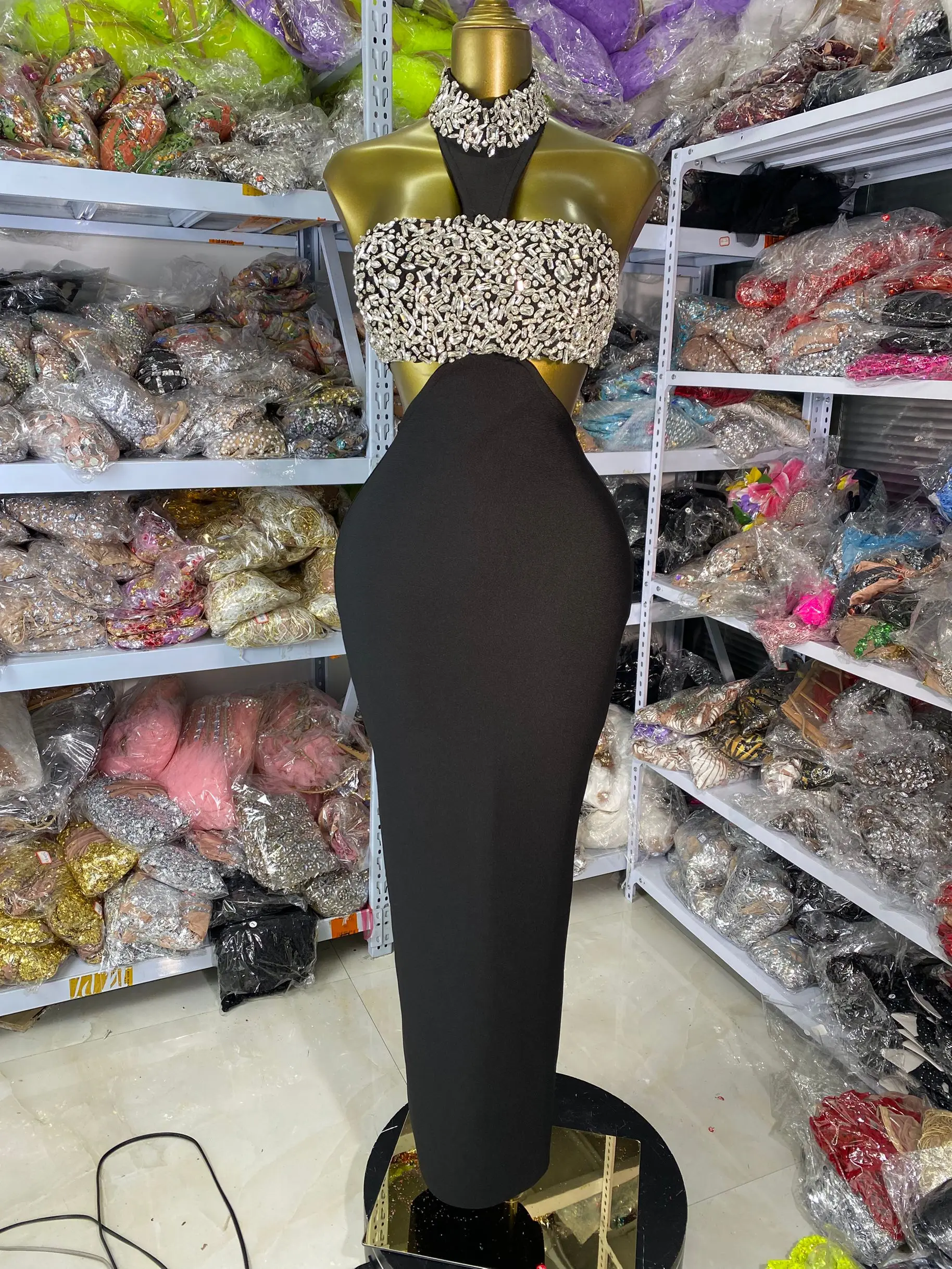 Vestido de aniversário de luxo feminino 2025 halter cristal bustier cortar maxi longo elástico bandagem vestido uma peçalebrity festa à noite