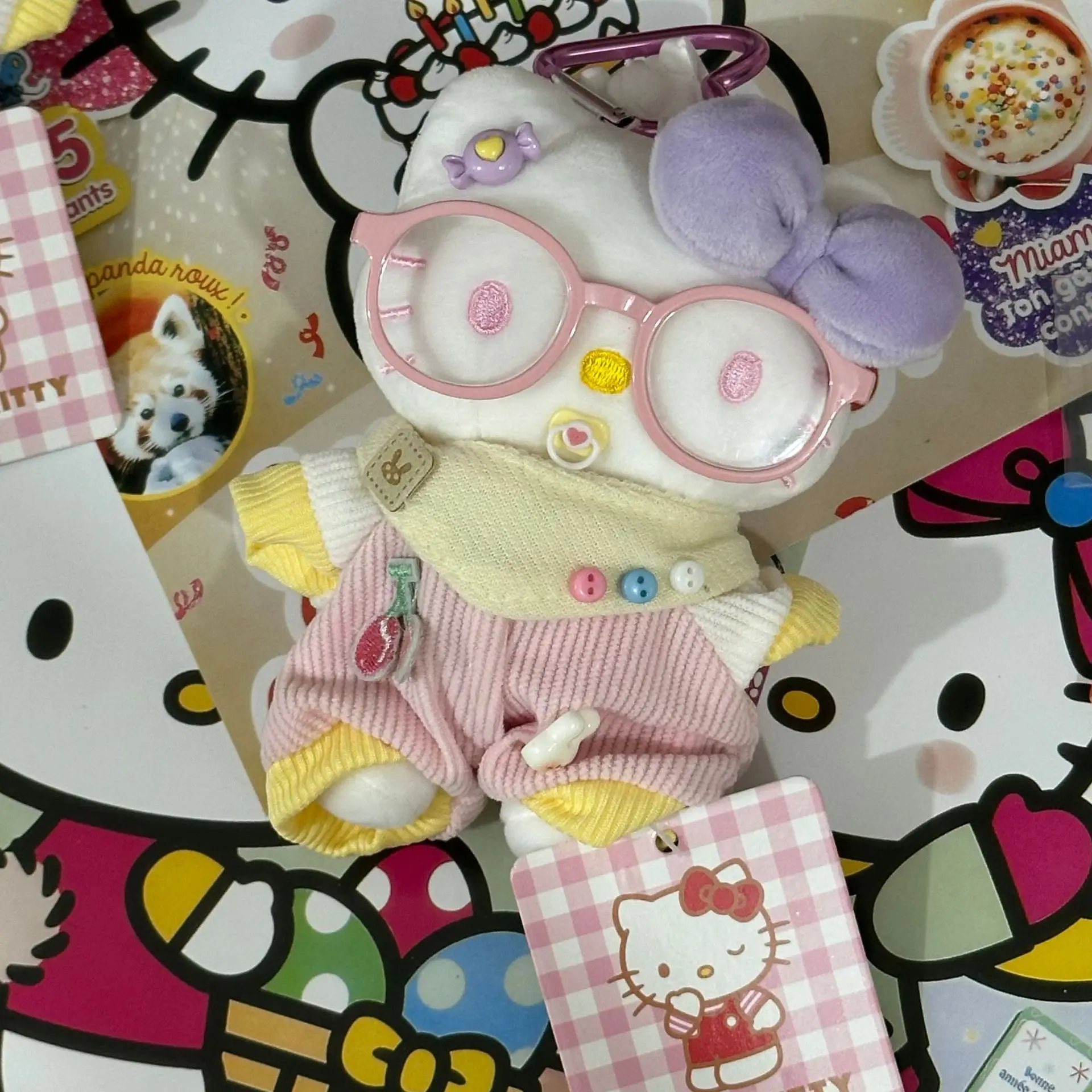 Zestaw Hello Kitty dla niemowlaka w ubrankach do raczkowania, smoczek, pluszowy breloczek, zawieszka, kreskówkowy łańcuszek z koralików, dekoracja, prezent