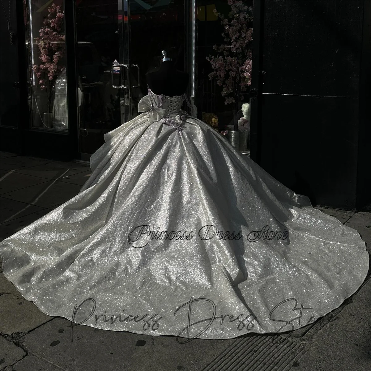 Gaun putri quineanera berkilau Lavender bahu terbuka gaun pesta kristal manik-manik renda Mexio manis 16 gaun Vestidos De 15 Anos