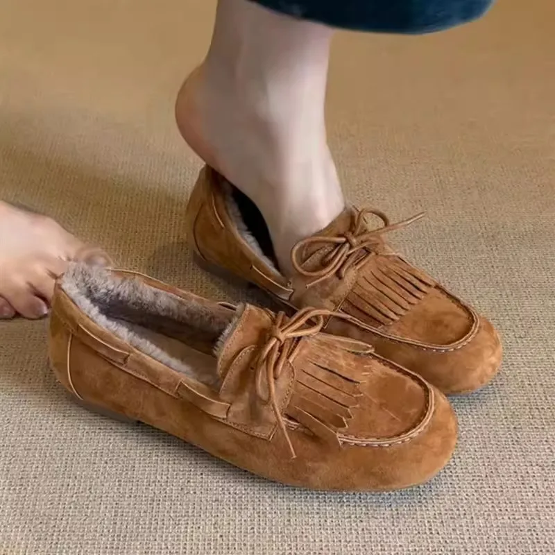 

Зимние женские лоферы из коровьей замши без шнуровки на плоской подошве с кисточками