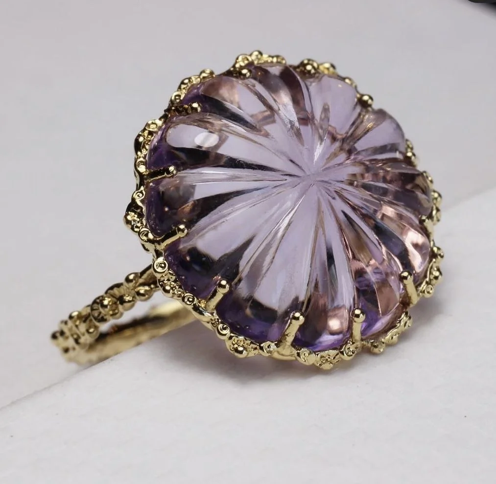 Luxuriöser Texturierter Ring mit Floralem Synthetischem Edelstein und Kupfermaterial für Damen. Geeignet für Partys und Zusammenkünfte.