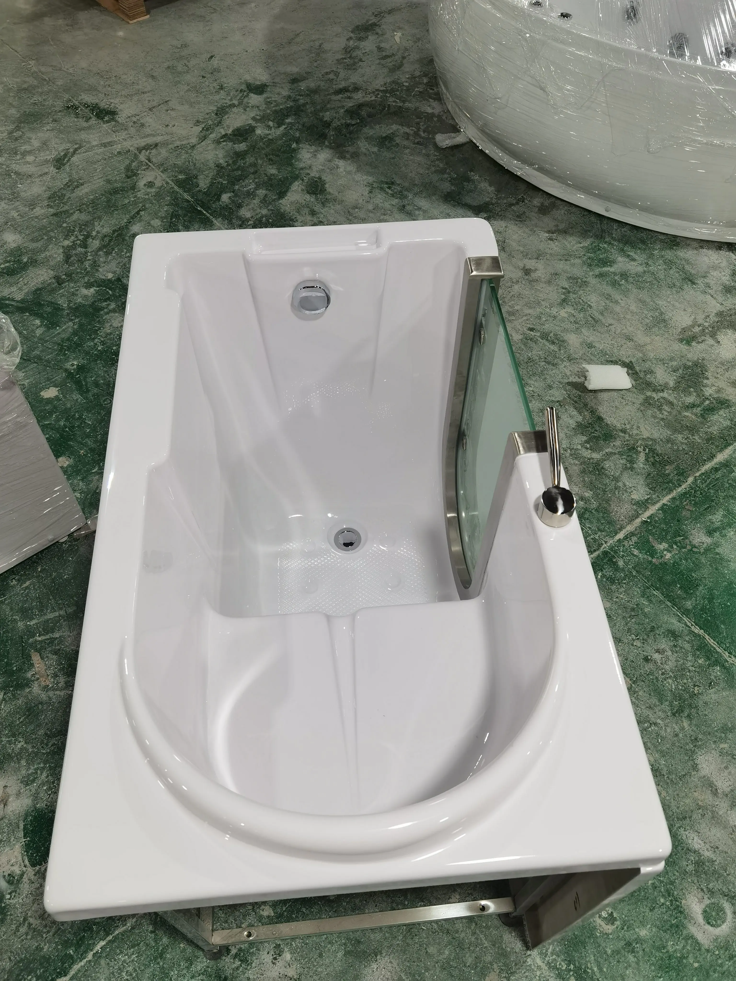 Hot Sales Elderly Walk-In Jacuzzis Bathtub Luxury Old People Smart Bubble Massage Bathtub Openable Door Disabled Square Bathtub