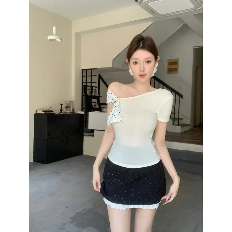 T-shirt a maniche corte con fiocco a pois da donna 2025 Estate Nuovo temperamento Spalla inclinata skinny Versatile pancia Chic Top